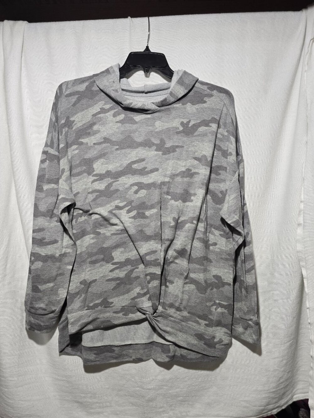 The Sweatshirt Project Gray Camo Hoodie Top Women's Size 1X Twist Front GUC